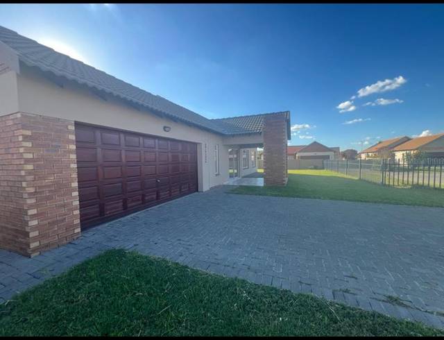 3 BEDROOM TOWNHOUSE FOR SALE IN WATERKLOOF
